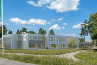 Arkitekturvisualisering i grodperspektiv av en modern, låg kontorsbyggnad med glasfasad omgiven av grönskande blomsterängar och träd.
