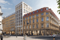En stadsscen med moderna och klassiska byggnader vid ett gathörn. Till höger syns en äldre byggnad med beige fasad och rött tak, medan till vänster finns en nyare byggnad med ljus fasad och stora fönster. Flera människor promenerar längs gatan, och några