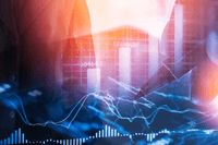 En konceptuell bild med dubbelexponering som visar en person i kostym och en hand med en penna över digitala grafer, stapeldiagram och finansiella data i blå och orange toner