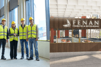 Kollagebild bestående av ett fotografi på fyra byggarbetare i skyddskläder på en byggarbetsplats till vänster, och en arkitekturvisualisering av restaurangen "FENAN Fiskbutik & Restaurang" till höger.
