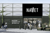Arkitekturvisualisering i ögonhöjd av entrén till handelsplatsen NAVET med grön metallfasad, öppettider och flanörer.