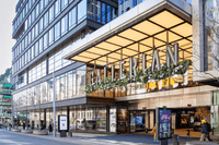 "Huvudentrén till Gallerian med den stora skylten monterad ovanför ingången och en modern glasfasad mot gatan.