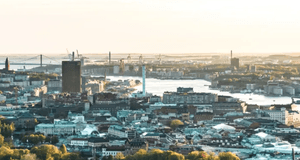 En vy över hamninloppet i Göteborg, till höger syns hotell Draken, Masthuggskyrkan och Älvsborgsbron.