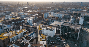 En flygvy över Västra Hamnen i Malmö, man ser takåsar och moderna hus i alla slags färger.