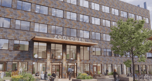 En digital rendering av byggnaden "Zoologen" på Medicinaregatan 18. Det är en modern flervåningsfastighet med mönstrad stensättning i grått och brunt. Vid entrén finns sittbänkar i trä, planteringar, cykelparkeringar och människor i rörelse.