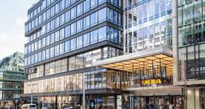 Exteriör av Gallerian i Stockholm, en stor modern byggnad i glas och stål med en synlig IKEA-skylt ovanför entrén.