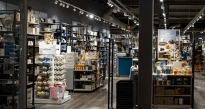Entrén till en Cervera-butik. Inuti butiken syns hyllor och bord fyllda med köksutrustning, porslin och inredningsdetaljer.