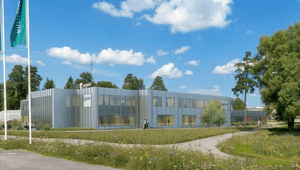 Arkitekturvisualisering i grodperspektiv av en modern, låg kontorsbyggnad med glasfasad omgiven av grönskande blomsterängar och träd.