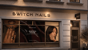 Butiksfasad i ögonhöjd för "SWITCH NAILS" med belyst skyltning, stora kampanjfönster och en entrédörr under dämpad kvällsbelysning.