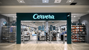 Entrén till en Cervera-butik i ett köpcentrum med belyst skylt och reaskyltar i skyltfönstret.