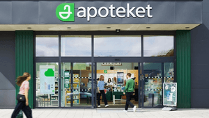Exteriör av ett Apoteket med stora glaspartier där kunder ses gå in och ut, samt en tydlig grön skylt ovanför entrén.