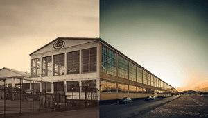 Ett collage som visar Fordmagasinet i Stockholms frihamn då och nu. Vänster sida visar en historisk svartvit bild på byggnadens kortsida med Ford-logotypen, medan höger sida visar en modern färgfilm på den långa glasfasaden i solnedgång.