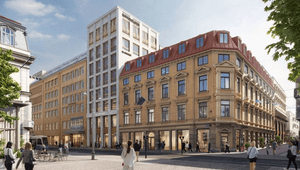 En stadsgata med människor som promenerar och sitter vid uteserveringar, omgiven av större byggnader i olika stilar. I förgrunden syns ett hörnhus i klassisk arkitektur med ljus fasad och rött tak, medan en modernare byggnad i glas och tegel reser sig bak