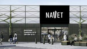 Arkitekturvisualisering i ögonhöjd av entrén till handelsplatsen NAVET med grön metallfasad, öppettider och flanörer.