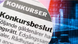 Ett utdrag ur en svensk tidning visar ordet 'KONKURSBESLUT' med fet stil, vilket betyder konkursbeslut. Texten är delvis suddig men fokuserar på ett meddelande om företagskonkurser. I bakgrunden syns en digital illustration med stapeldiagram, pilar som pe