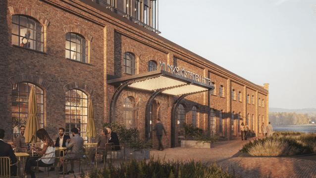 Digital rendering (3D-bild) av fasaden på "Munksjöstaden Hotell", som är inrymd i en gammal industribyggnad i rött tegel med stora rundbågade fönster. Entrén har en modern baldakin täckt med lampor och framför byggnaden finns en uteservering i gulgrönt oc
