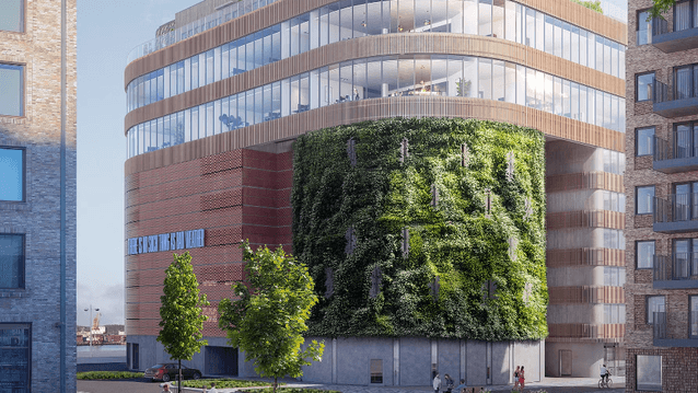 En arkitektonisk visualisering av en modern kontorsbyggnad med en stor, rundad växtvägg täckt av grönska. Byggnadens övre våningar har stora glaspartier och trädetaljer, medan fasaden pryds av texten "There is no such thing as bad weather".