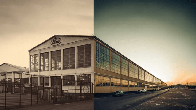 Ett collage som visar Fordmagasinet i Stockholms frihamn då och nu. Vänster sida visar en historisk svartvit bild på byggnadens kortsida med Ford-logotypen, medan höger sida visar en modern färgfilm på den långa glasfasaden i solnedgång.