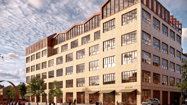 En illustration av en modern flervåningsbyggnad i ljust tegel med ett karakteristiskt sågtandat tak, belägen vid ett öppet torg med människor och en cyklist.