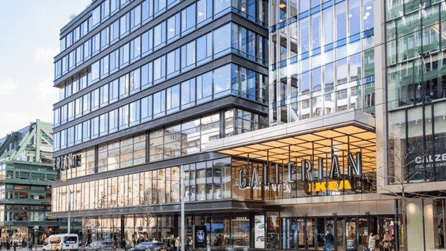 Exteriör av Gallerian i Stockholm, en stor modern byggnad i glas och stål med en synlig IKEA-skylt ovanför entrén.
