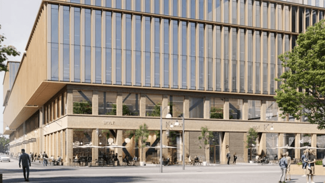 3D-visualisering i grodperspektiv av en stor, modern träbyggnad med uteserveringar och fotgängare på ett torger.