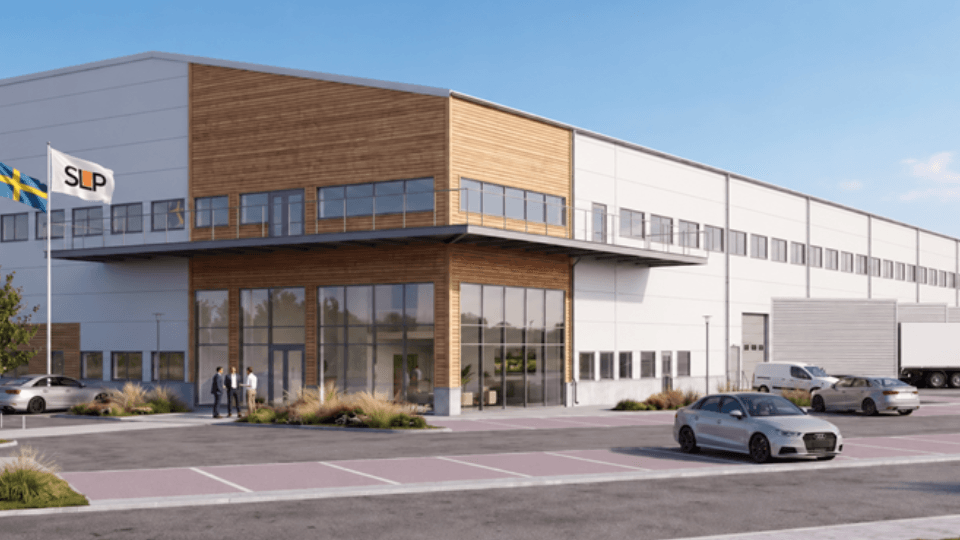 3D-rendering i grodperspektiv av en modern logistikanläggning med träpanel, glasklädd entré och flaggstänger under en klarblå sky