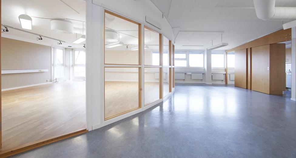 Kontorsrum med rundade glaspartier. Kontorsrum med rundade glaspartier.