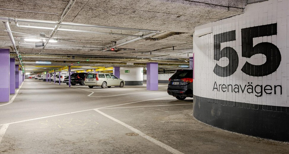 Stort garage i tre plan i huset. Ta hissen bekvämt upp till lokalen. Stort garage i tre plan i huset. Ta hissen bekvämt upp till lokalen.
