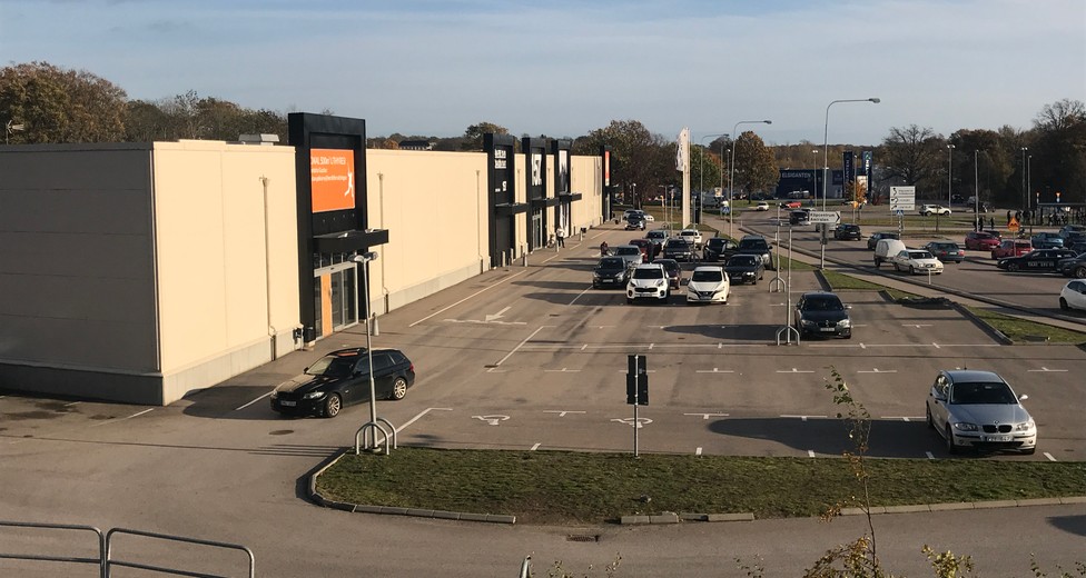 Ledig Lokal For Butikslokal Pa Karlskrona Amiralen Amiralen Lyckeby 41928684 Lokalguiden Se Stormarknader som finns aer bland annat maxi ica stormarknad, systembolaget, dressmann, telenor, 3, life, lindex, subway, hai son, kappahl, kicks, intersport, clas ohlson, jack & jones. karlskrona amiralen amiralen lyckeby