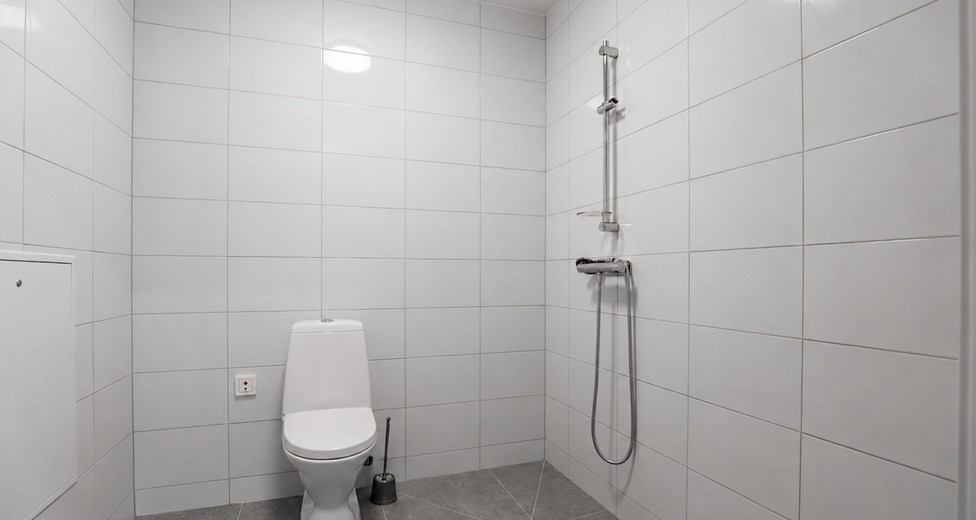 Minimalistiskt badrum med stängt toalettlock.jpg Minimalistiskt badrum med stängt toalettlock.jpg