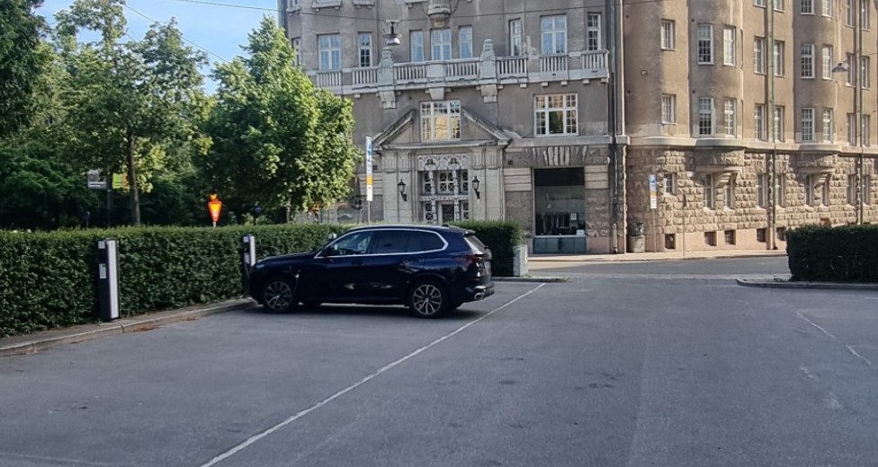 Fasaden Bondeska Huset med bra parkeringsmöjligheter med laddare.jpeg Fasaden Bondeska Huset med bra parkeringsmöjligheter med laddare.jpeg