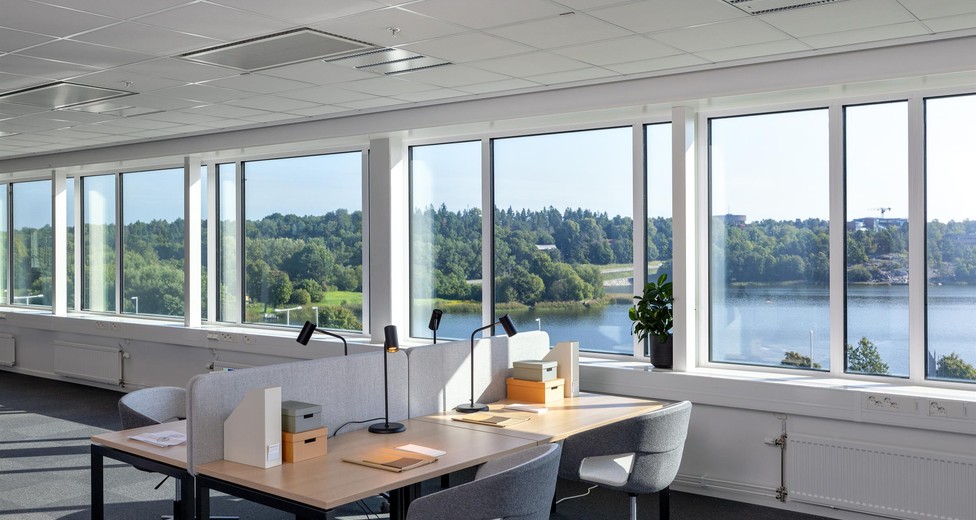 Modernt kontor med strålande sjöutsikt över Brunnsviken. Modernt kontor med strålande sjöutsikt över Brunnsviken.