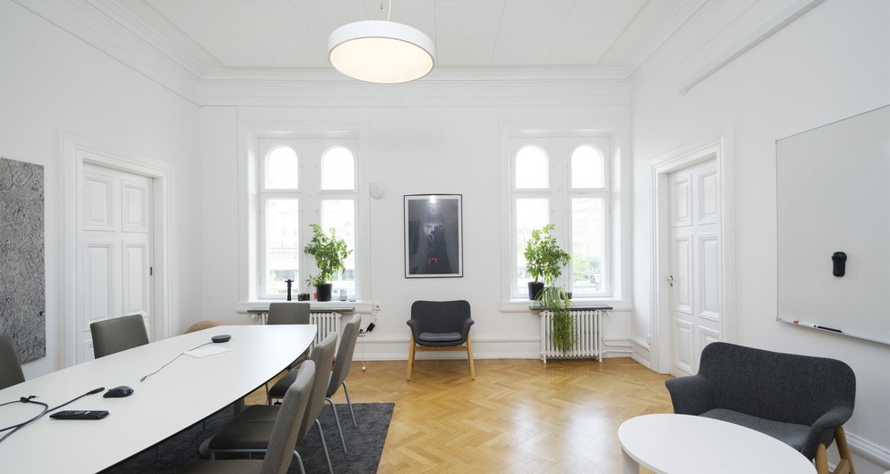 Referensbild som visar möjlig möblering med arbetsplatser i kontorsrum. Referensbild som visar möjlig möblering med arbetsplatser i kontorsrum.