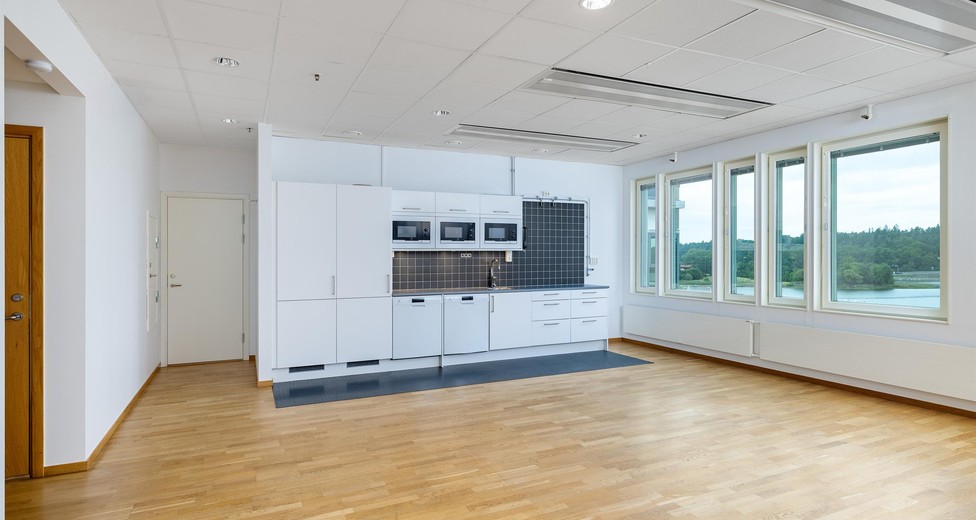 Pentry med utsikt över Brunnsviken och plats för lunch och gemensamma pauser. Pentry med utsikt över Brunnsviken och plats för lunch och gemensamma pauser.