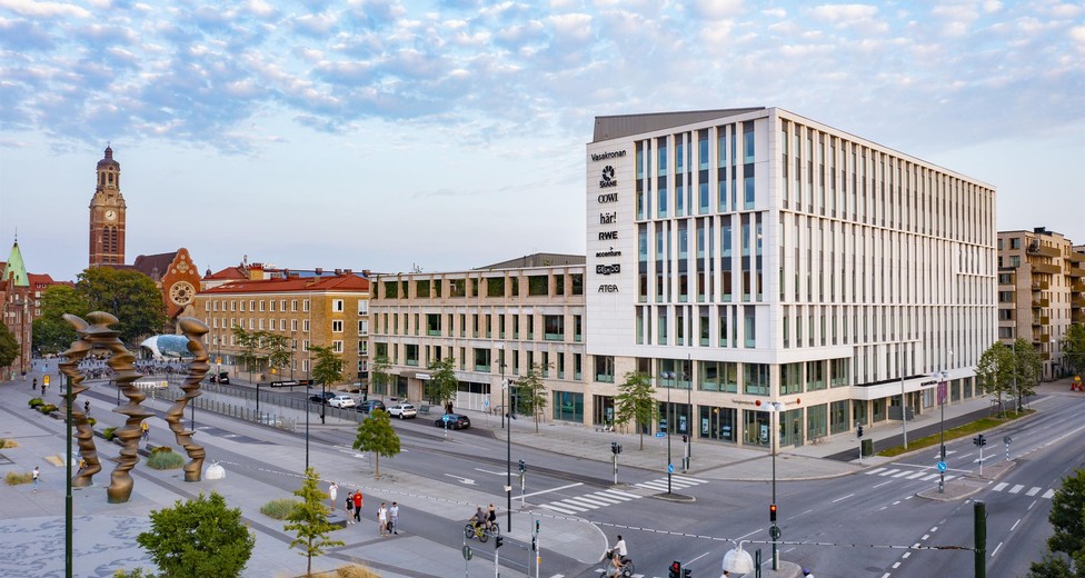 Stadsmiljö vid Triangeln med kontorsbyggnader och öppna torgytor.