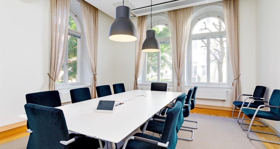 Mötesrum med vackra fönster, utsikt och naturligt ljus. Mötesrum med vackra fönster, utsikt och naturligt ljus.