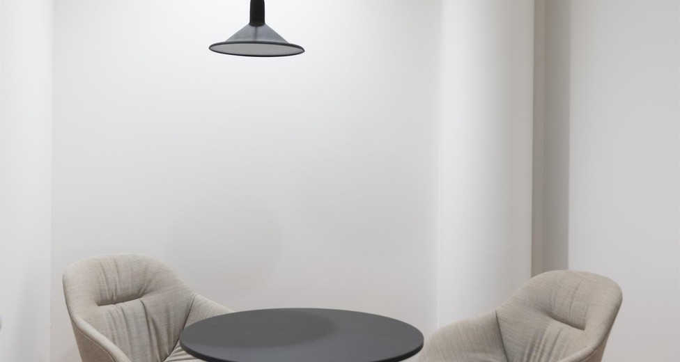 Samtalsrum med rund sittgrupp.