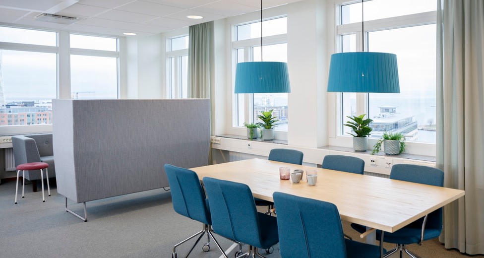 Möblerade arbetsplatser med flexibel planering.