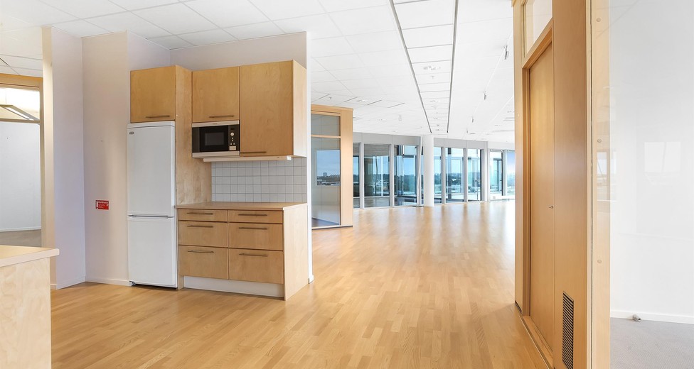 Pentry med öppen anslutning till kontorsytan.