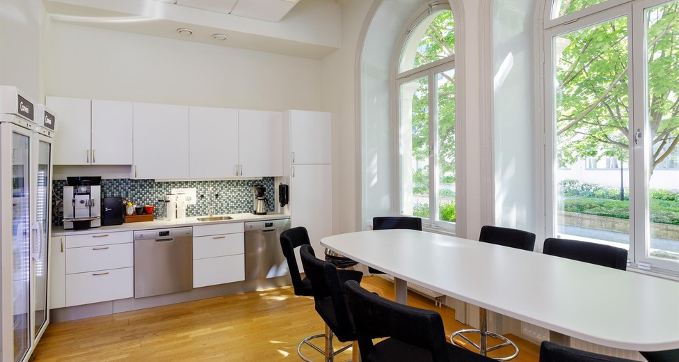 Pentry med stora fönster och sittplatser. Pentry med stora fönster och sittplatser.