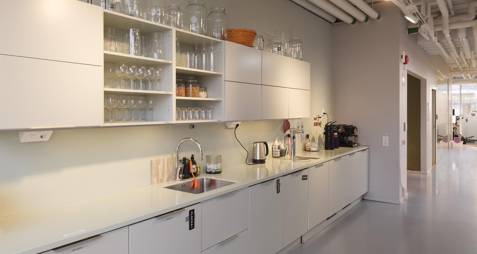 Pentry med ljusa och moderna ytskikt.