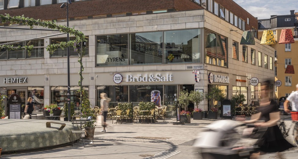 Gågatan och det aktivitetsfyllda Forumtorget direkt utanför 