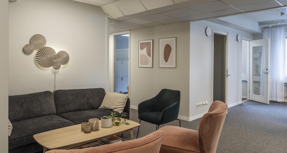 I bakgrunden skymtar de tre mindre rummen för teamsmöten eller fokusarbete I bakgrunden skymtar de tre mindre rummen för teamsmöten eller fokusarbete