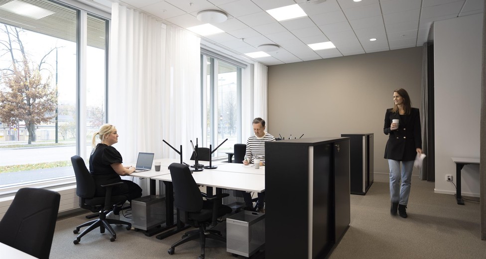 Arbetsplatser i öppen yta med bra ljusinsläpp.