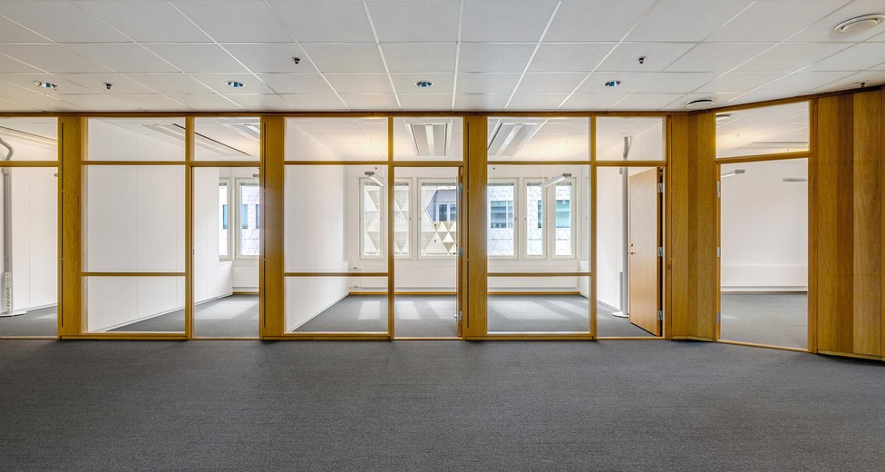 Rumsindelat kontor med flera mindre arbets- och mötesrum. Rumsindelat kontor med flera mindre arbets- och mötesrum.