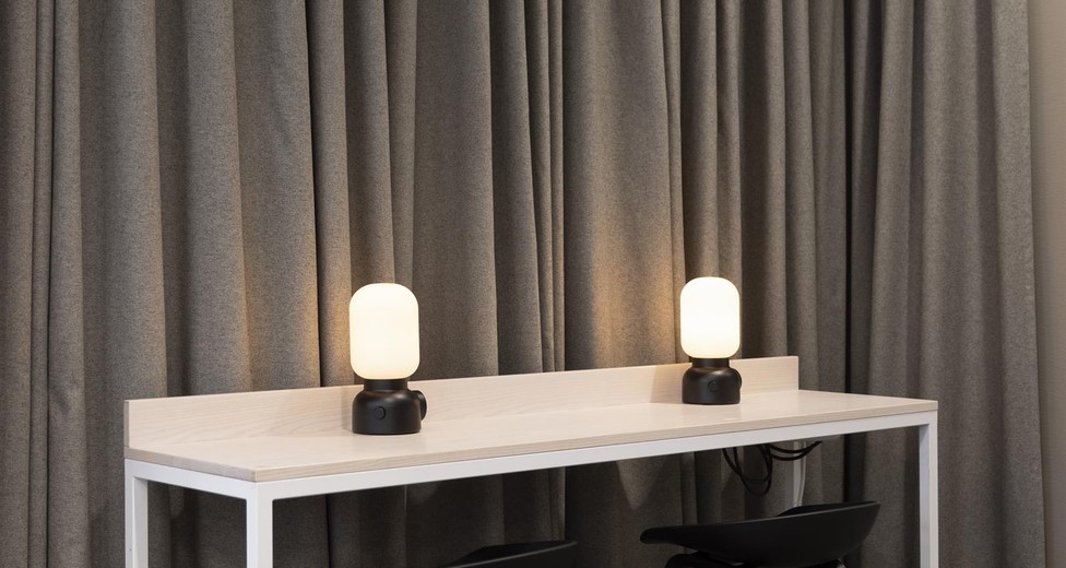 Mindre arbets- eller fokushörna med varm belysning