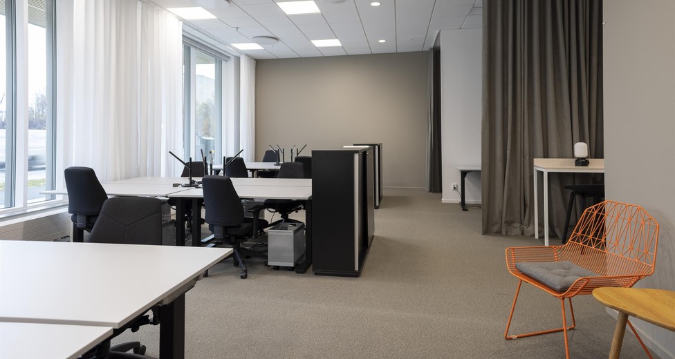 Arbetsrum i kontorslandskapet med fint ljusinsläpp.