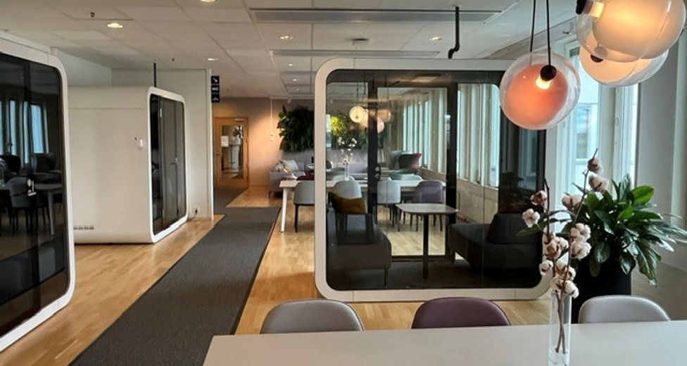 Modernt öppet kontorslandskap Modernt öppet kontorslandskap