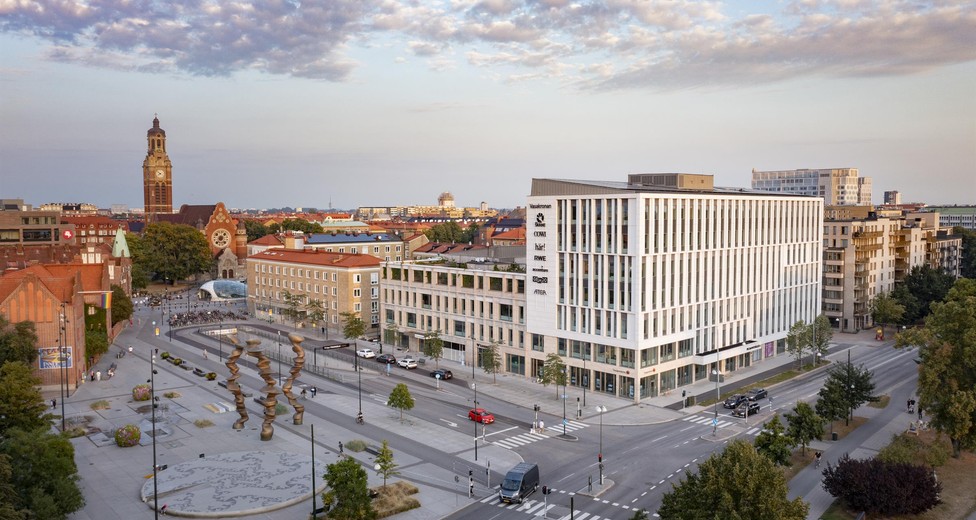 Stadspuls och kommunikationer precis utanför dörren.