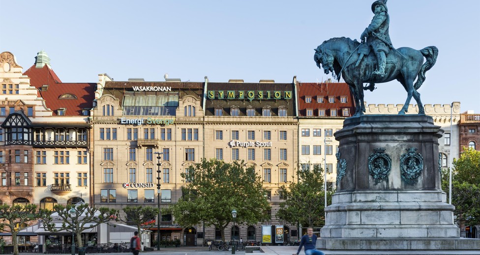 Stortorget i Malmö med staty och stadsmiljö. Stortorget i Malmö med staty och stadsmiljö.